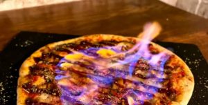 تحضير بيتزا بطريقة استعراضية يتحول إلى فاج.عة بمطعم إسباني