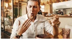 تحدٍّ دمر كليته.. وفاة شقيق «بلوغر» مصرية بسبب وجبة حارة