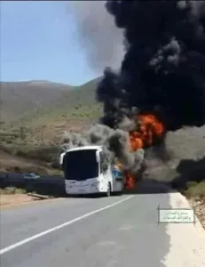 حافلة مليئة بالركّـاب كـانت مسافرة