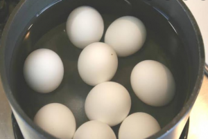 عليكم الحــ،ـزر من ســ،لق البيض بهذة الطريقة ، حتي لا تـــ،دمر الكبــ:د وقد تؤدي للوفـــــ+أأة