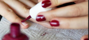 هل تجـ.,وز الصلاة للمرأة م.ع وجود طـــ،لاء للأظأأأ.فر ؟؟؟؟