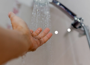 سؤال : زوجي يطلــ،ـب حقوقة الشريعية في أيام البرد وأنا لا أستطيـ،/ع الاستح،ـمام بالماء البارد ماذا أفعل ؟