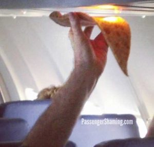 21 صورة نشرتها مضيفة طيران سابقة لتصرفات غريبة لبعض ركاب الطائرات