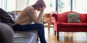 زوجة تسأل: زوجي مسافر ويطلب مني صورًا عا،رية.. فما رأي الشرع؟