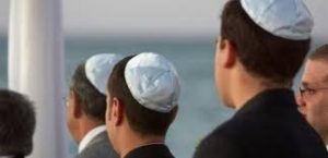 ما هو السبب لارتداء اليهود هذه القبعة الصغيرة على رؤوسهم؟!