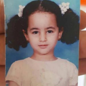 هذه الطفلة أصبحت ممثلة مصرية جذابة. خمن من هي؟