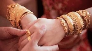 _ماما بُصي كِدا الغويشة الدهب بتاعتي لونها غيّر!