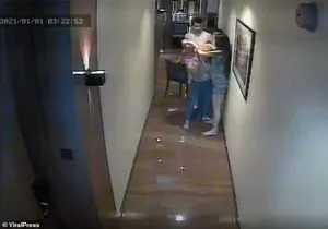 رجل يصور أبنته بالحمام بكاميرا؟