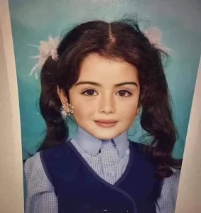 الفتاة الوحيدة التي لا تندم على صورة طفولتها.. من هي وكيف أصبحت في سن العشرين