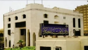 حكم تقبيل الرجل زوجة ابنه