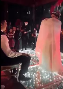 ببدلة رقص.. شاهد عروس تصدم الجميع بتصرف غريب على أغنية لأم كلثوم