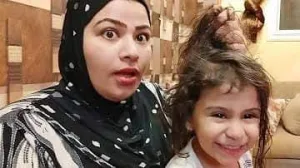 كنت قاعده في الصالة بسرح لبنتي شعرها