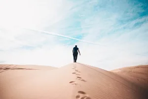 قصة رجل حديث الزواج يترك زوجته شهر حيث يعمل في الصحراء