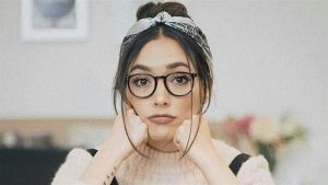 دي لابسه نضاره ومبهدله في نفسها