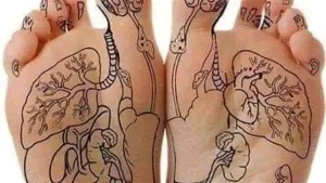 ضع ملعقة من زيت الزيتون على باطن قدميك قبل النوم وشاهد ما الذي يحدث..