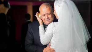 قصة لاحظ الاب تغير مزاجية ابنته