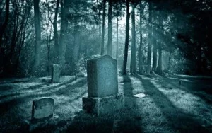 حارسة المقـبرة