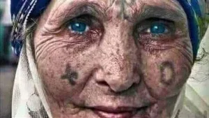 يُحكى أنَّ شاباً بدوياً كانت توصيه امه دائماً