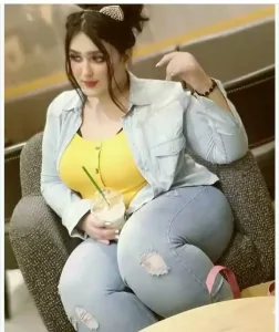 العريس ومامتو بصو لبعض ببتسامه