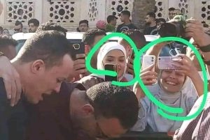 مفاجأة.. مش هتصدق مين هما البنات اللي بيضحكوا في جنازة مصطفى درويش؟