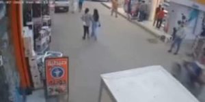 الفيديو صاdم.. وwفاة فتاة أثناء سيرها في الطريق