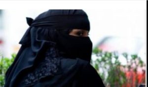 امرأة لا تستطيع ان ترفع بصرها على زوجها لمدة ثلاثة شهور بعد ان قرأت دفتر ذكرياته