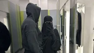 طلعټ يوم كتب كتابها وهى لابسة الخماړ والنقاب