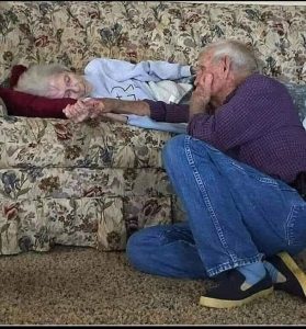 قصه وعبره زوجه تكشف لزوجها سرا بعد 60عاما