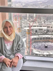 هذه السيدة هي أشهر فنانة ومطربة مصرية.. قوي الملاحظة سيعرفها