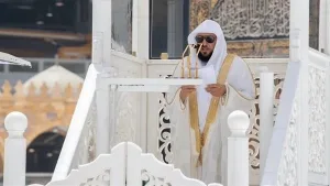 عااااجل.سقوط الشيخ ماهر المعيقلي خطيب المسجد الحرام خلال صلاة الجمعة" فيديو"