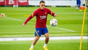 ديست يقول "لا" لـ 3 عروض من أندية كبـ،ـرى ويُظهر ولاءه لبرشلونة