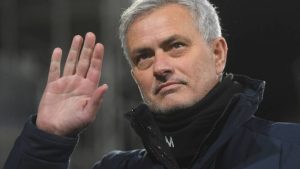 مورينيو يطلب من برشلونة أحد بقراته المقـ،ـدسة