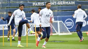 رغم علم بوتشيتينو .. باريس سان جيرمان يقترب من إنفـ،ـجار أول قنـ،ـبلة داخل غرفة الملابس