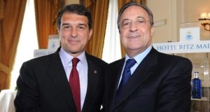 تيباس يلمح لخيـ،ـانة لابورتا لبرشلونة من خلال رئيس ريال مدريد ، ويتعجب من تناقضه