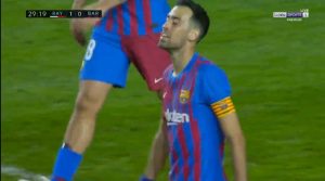 خطأ ساذج من بوسكيتس يتسبب في هدف فالكاو في مرمى برشلونة .. فيديو