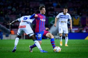 لا جديد بعد كومان.. برشلونة يتعادل مع ألافيس ونجم الفريق يغادر الملعب في سيارة إسعاف