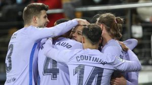 الكاميرات تلتقط الكلمات الوحشية ،والأوامر الغير عادية من بيكيه لزملائه في مباراة فياريال