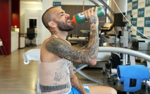 داني ألفيس يفتتح مرحلة الثانية بالخطاب المؤثر في غرفة ملابس برشلونة