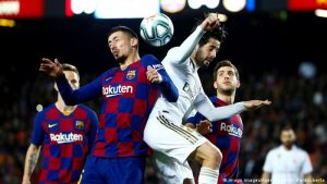 برشلونة ينافس ريال مدريد على المدافع المتجاهل بالدوري الانجليزي