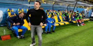 ديست يسير عكس رغبة تشافي ويعرقل طموح برشلونة