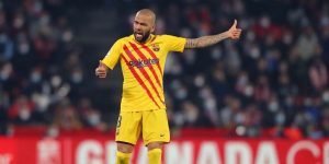 داني ألفيش: "ميسي يحتفظ بالهدية العظيمة لبرشلونة في نهاية مسيرته"