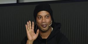 رونالدينيو يعلق علي اللاعب المطلوب لدي تشافي : "أود جدًا أن يأتي ، فلديه الكثير من الجودة ، سيكون لائقًا لبرشلونة"