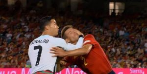 رونالدو مع ازبيليكويتا في مباراة اسبانيا والبرتغال