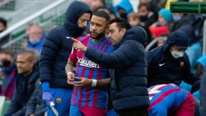 تشافي يحسم قراره النهائي ببقاء ممفيس ديباي في برشلونة