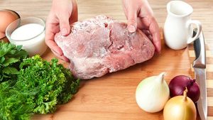 أكثر الطرق أماناً لإذابة الثلج عن اللحوم قبل طهيها