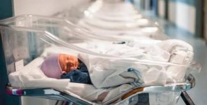 أم تتجـ ,رد من الرحمة.. باعت رضيـ ,عها بـ3600 دولار لإجراء عمـ, لية تجميل لأنفها