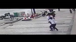 شاب ينقذ طفلة من موت محقق..