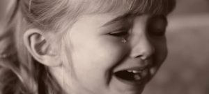 العامل والطـ.ـفلة  في مركز ترفيهي