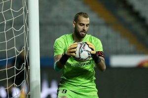 فيديو | مدرب طلائع الجيش يتأكد مع محمد بسام من صحة هدف احمد سمير