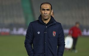 فيديو | حسام حسن يمنح قميصه لجماهير الاهلي ونقاش بين سيد عبد الحفيظ و الحكام